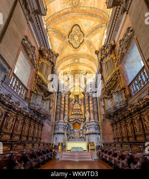 Porto, Portugal, 19. Juli 2019: Blick in das Innere von Clerigos Kirche (Igreja dos Clerigos in Portugiesisch) in Porto, Portugal Stockfoto