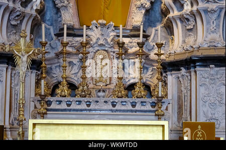 Porto, Portugal, 19. Juli 2019: Blick in das Innere von Clerigos Kirche (Igreja dos Clerigos in Portugiesisch) in Porto, Portugal Stockfoto