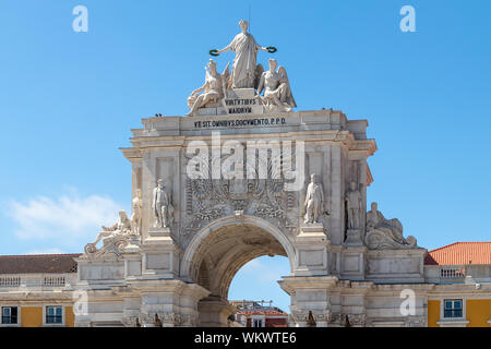 Blick auf den Arc de Triomphe am Praça do Comércio (Handels-Quadrat), in der Stadt Lissabon, Portugal Stockfoto