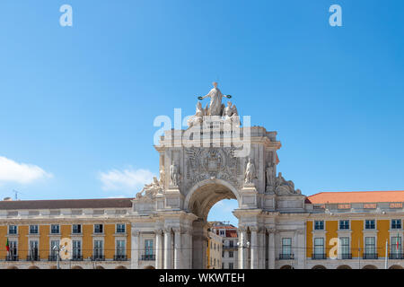 Blick auf den Arc de Triomphe am Praça do Comércio (Handels-Quadrat), in der Stadt Lissabon, Portugal Stockfoto