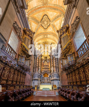 Porto, Portugal, 19. Juli 2019: Blick in das Innere von Clerigos Kirche (Igreja dos Clerigos in Portugiesisch) in Porto, Portugal Stockfoto