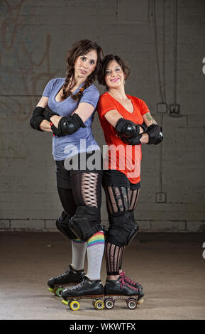 Paar zuversichtlich weibliche Roller Skater Derby stehen Stockfoto