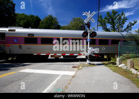 Die Massachusetts Bay Transportation Authority (MBTA) Zug an einem Bahnübergang Stockfoto
