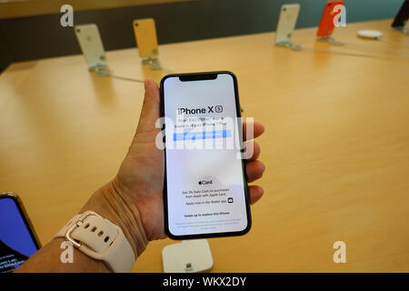 Orlando, FL/USA -8/27/19: einer Frau mit der neuesten iPhone X auf Anzeige im Einzelhandel. Stockfoto