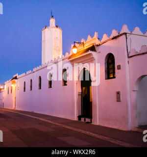 Kleine lokale Weiße Moschee in Assilah, Marokko Stockfoto