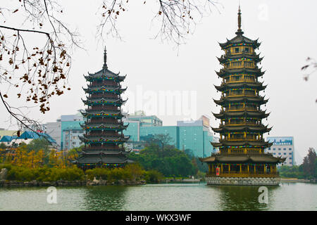 Chinesischen Pagoden in der Mitte des Teiches in Guilin. Stockfoto