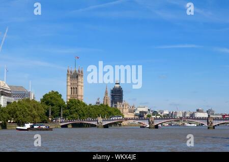 London, UK - August 2019: Häuser des Parlaments von der Albert Embankment gesehen. Stockfoto