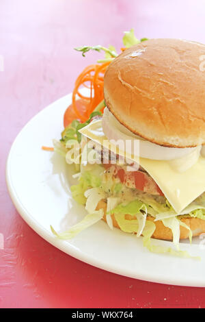 Vegetarische Burger mit französischen Frieson eine Platte im Laufe des Tages Stockfoto