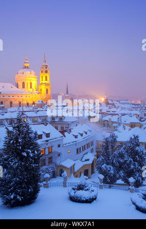 Prag - st. Nikolaus-Kirche und die Dächer der Mala Strana im winter Stockfoto