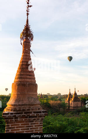 BAGAN, MYANMAR - 06. Dezember 2018: Vertikale Bild vom alten Pagode und Heißluftballon über den Nationalpark von Bagan in Myanmar entfernt Stockfoto