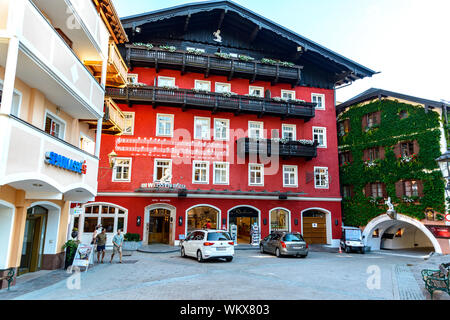 23 Juli 2019: schöne rote Haus mit Malerei in Sankt Wolfgang im Salzkammergut am Wolfgangsee. Hotel im Weissen Rössl. Österreich, Salzburg Stockfoto