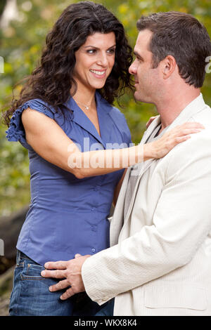 Eine Frau, die ihren Mann/Freund suchen glücklich - Geringe Tiefenschärfe, Fokus auf man Stockfoto