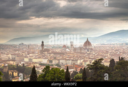 Skyline im Sonnenuntergang nach dem Sturm. Florenz, Toskana. Italien Stockfoto