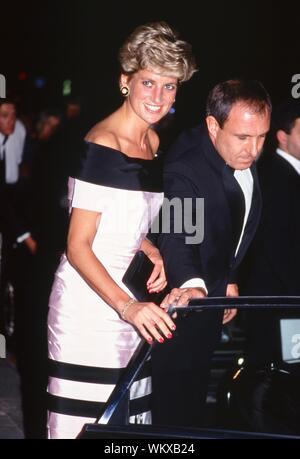 Prinzessin Diana besuchte eine Produktion von "La Boheme" im Sadler's Wells Theater, Diana trug ein rosa Cocktail-Kleid von Couturier Tomasz Starzewski. Sadler's Wells, Rosebery Avenue, Clerkenwell, London. VEREINIGTES KÖNIGREICH Stockfoto