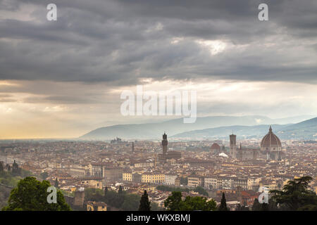 Skyline im Sonnenuntergang nach dem Sturm. Florenz, Toskana. Italien Stockfoto