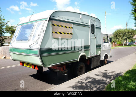 Septembert 2019 - einem alten Wohnwagen auf der Rückseite ein kleiner LKW, für Urlaub und Ferien verwendet Stockfoto