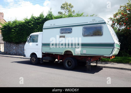 Septembert 2019 - einem alten Wohnwagen auf der Rückseite ein kleiner LKW, für Urlaub und Ferien verwendet Stockfoto