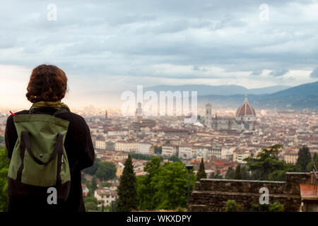 Mädchen schaut im Skyline im Sonnenuntergang nach dem Sturm. Florenz, Toskana. Italien Stockfoto