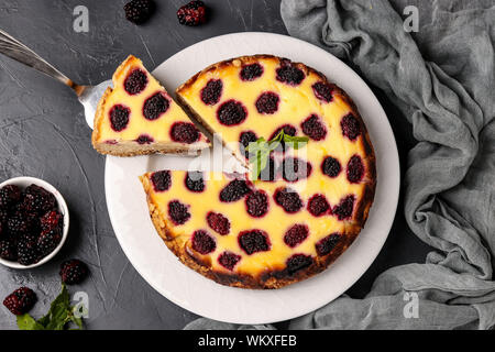 Hausgemachte Cottage Cheese Cake mit Brombeeren auf einem dunklen Hintergrund entfernt, horizontale Ausrichtung, Ansicht von oben Stockfoto
