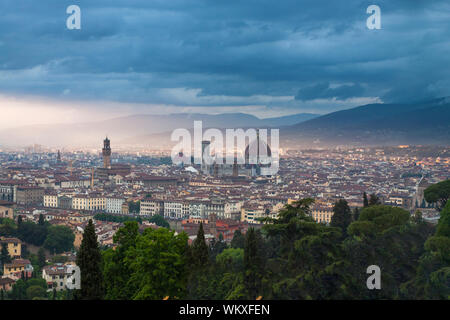 Skyline im Sonnenuntergang nach dem Sturm. Florenz, Toskana. Italien Stockfoto