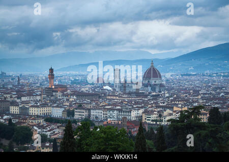 Skyline im Sonnenuntergang nach dem Sturm. Florenz, Toskana. Italien Stockfoto