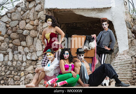 Gruppe von männlichen und weiblichen Comedia del Arte Darsteller auf der Bühne sitzen Stockfoto
