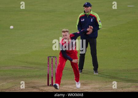 Chester Le Street, England, 4 September 2019. Matthäus Parkinson Bowling für Lancashire gegen Essex in der Vitalität Blast viertel Finale von den Emiraten Riverside. Lancashire hatte ihr Haus binden an einem neutralen Ort aufgrund der Asche zu spielen Test im Old Trafford. Stockfoto