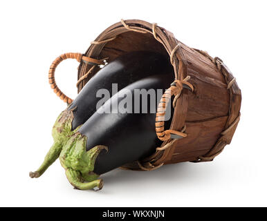 Auberginen in einem Korb, isoliert auf weiss Stockfoto