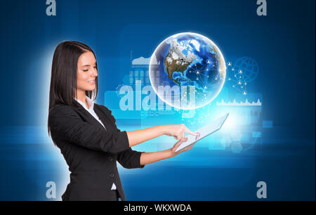 Schöne Geschäftsfrauen in mit digitalen Tablet. Erde mit transparenten Rechtecke, Graphen und Netzwerk. Element dieses Bild von der NASA eingerichtet Stockfoto