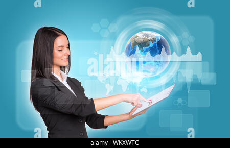 Schöne Geschäftsfrauen in mit digitalen Tablet. Erde mit Diagrammen, Kreise und Rechtecke. Element dieses Bild von der NASA eingerichtet Stockfoto