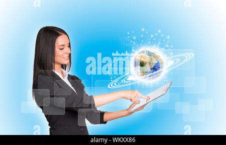 Schöne Geschäftsfrauen in mit digitalen Tablet. Erde mit Grafik-, Netzwerk- und Rechtecke. Element dieses Bild von der NASA eingerichtet Stockfoto