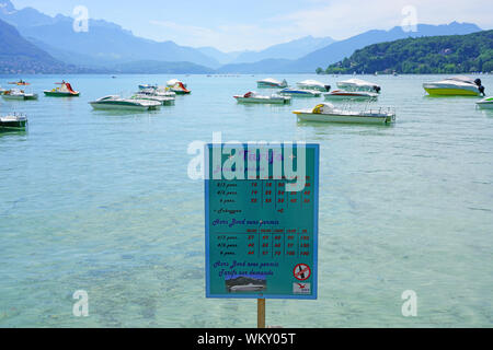 ANNECY, FRANKREICH-24 Jun 2019 - Boote zum Mieten entlang der Promenade am See von Annecy in Annecy, Haute Savoie, Frankreich. Stockfoto