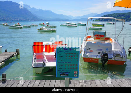 ANNECY, FRANKREICH-24 Jun 2019 - Boote zum Mieten entlang der Promenade am See von Annecy in Annecy, Haute Savoie, Frankreich. Stockfoto