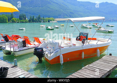 ANNECY, FRANKREICH-24 Jun 2019 - Boote zum Mieten entlang der Promenade am See von Annecy in Annecy, Haute Savoie, Frankreich. Stockfoto