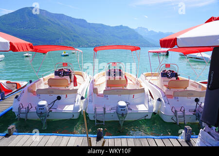 ANNECY, FRANKREICH-24 Jun 2019 - Boote zum Mieten entlang der Promenade am See von Annecy in Annecy, Haute Savoie, Frankreich. Stockfoto