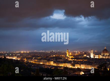 Skyline im Sonnenuntergang nach dem Sturm. Florenz, Toskana. Italien Stockfoto