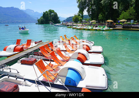 ANNECY, FRANKREICH-24 Jun 2019 - Boote zum Mieten entlang der Promenade am See von Annecy in Annecy, Haute Savoie, Frankreich. Stockfoto