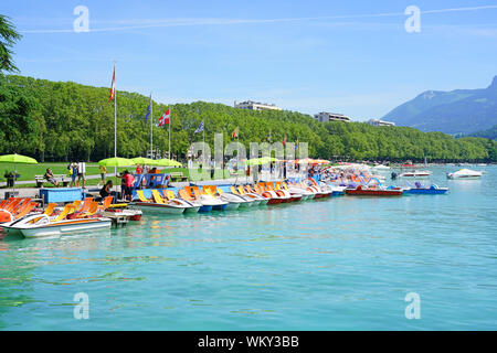 ANNECY, FRANKREICH-24 Jun 2019 - Boote zum Mieten entlang der Promenade am See von Annecy in Annecy, Haute Savoie, Frankreich. Stockfoto