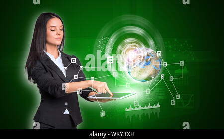 Schöne Geschäftsfrauen in mit digitalen Tablet. Erde mit Netzwerk, Grafiken und Kreise. Element dieses Bild von der NASA eingerichtet Stockfoto