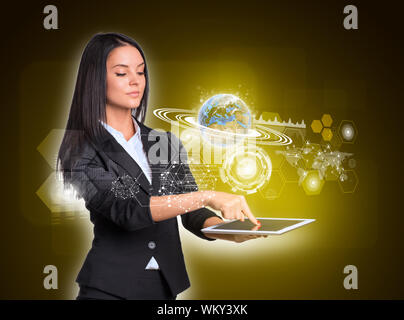 Schöne Geschäftsfrauen in mit digitalen Tablet. Erde mit Netzwerk, Grafiken und Kreise. Element dieses Bild von der NASA eingerichtet Stockfoto