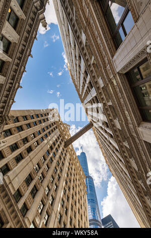 Gebäude in den Himmel von Chicago City bei Tag Stockfoto