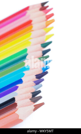 Grenze der Bunte Bleistifte in einer Reihe auf weißem Hintergrund. Fokus auf den Vordergrund Stockfoto