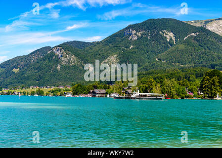 Wunderschöne Aussicht von Sankt Wolfgang im Salzkammergut auf Alpen, Schiff steamboat Kaiser Franz Josef I, den Wolfgangsee. Österreich, Salzburg Stockfoto