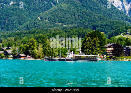 25. Juli 2019: Schöne Aussicht von Sankt Wolfgang im Salzkammergut auf Alpen, Schiff steamboat Kaiser Franz Josef I, den Wolfgangsee. Österreich, S Stockfoto