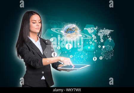 Schöne Geschäftsfrauen in mit digitalen Tablet. Erde mit Sechsecken, Grafiken und Weltkarte. Element dieses Bild von der NASA eingerichtet Stockfoto