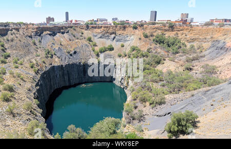 Panorama des Big Hole und Central Business District in Kimberley, Südafrika. Die Diamond Mine wurde komplett von Hand gegraben. Arbeiten in der Mine ce Stockfoto