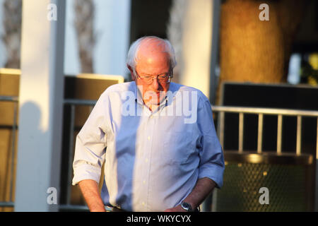 2020 Präsidentschaftskandidat Bernie Sanders Wanderungen auf die Bühne während seiner Klimawandel Rathaus bei Chapin Park in Myrtle Beach, South Carolina Stockfoto