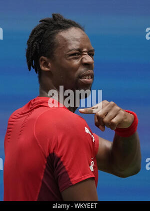 Flushing Meadow, United angegeben. 04 Sep, 2019. Matteo Berrettini, von Italien, reagiert, nachdem ein Schuss von Gael Monfils, von Frankreich in ihrem Viertel - abschließende runde im Arthur Ashe Stadion an der 2019 US Open Tennis Championships am USTA Billie Jean King National Tennis Center am Mittwoch, 4. September 2019 in New York City. Foto von Ray Stubblebine/UPI Quelle: UPI/Alamy leben Nachrichten Stockfoto