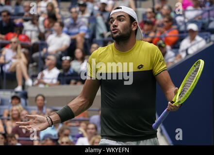 Flushing Meadow, United States. 04 Sep, 2019. Matteo Berrettini, von Italien, reagiert, nachdem er einen Schuß von Gael Monfils, von Frankreich, in Ihrer runde Spiel in Arthur Ashe Stadium an der 2019 US Open Tennis Championships am USTA Billie Jean King National Tennis Center am Mittwoch, 4. September 2019 in New York City verpasst. Foto von Ray Stubblebine/UPI Quelle: UPI/Alamy leben Nachrichten Stockfoto