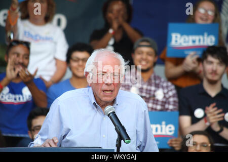 2020 Präsidentschaftskandidat Bernie Sanders spricht auf der Bühne während seiner Klimawandel Rathaus bei Chapin Park in Myrtle Beach, South Carolina auf Stockfoto